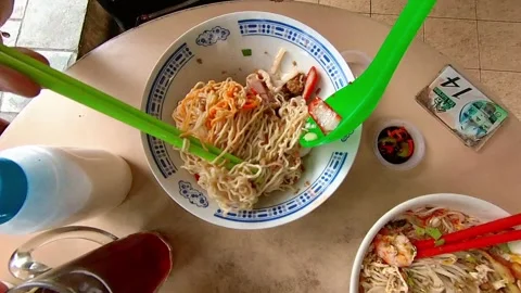 Mixing and serving kolo mee. Malaysian chinese authentic noodle with pig, c.. Stock Footage 293775195
