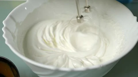 Mixing the batter thoroughly using an electric beater Vidéo 295761354