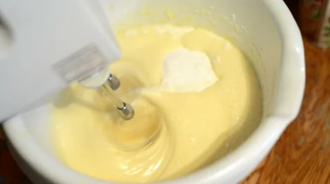 Mixing cake mixture with a blender Video stock 44259820