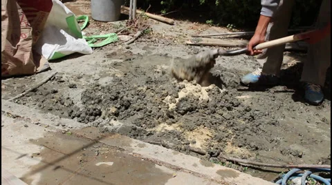 Mixing cement Vídeos de archivo 37246665