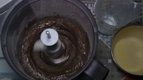 Mixing chocolate cake batter with a kitchen stand mixer. Slow motion. 库存影片 86296337