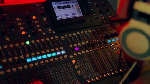Mixing console in color lighting on which women's hands work 库存影片 104820876