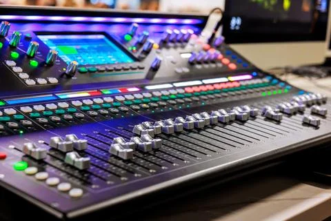 Mixing console displays various controls buttons during sound production in.. Foto stock