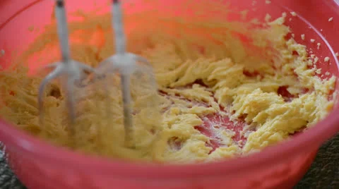Mixing dough for apple cake 库存影片 27126340