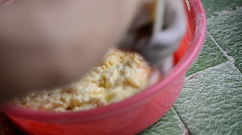 Mixing dough for apple cake 库存影片 27126610