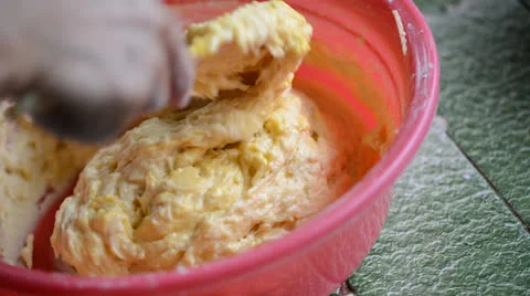 Mixing dough for apple cake 库存影片 27126687