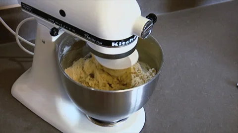 Mixing Dough Видео 31552564