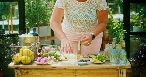 Mixing a drink 스톡 동영상 113938853