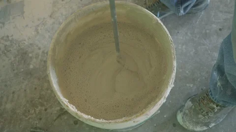 Mixing drywall plaster at a construction site Vídeos de archivo 104465365