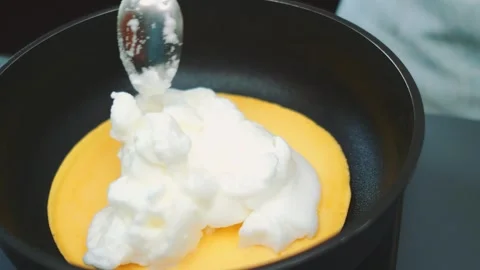 Mixing egg mixture with soft protein mass in kitchen frying pan Vidéo 342873928