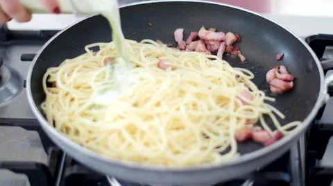 Mixing Eggs into Carbonara 스톡 동영상 64090427