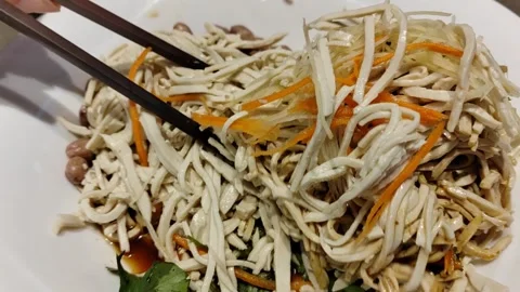 Mixing Five-flavored Dried Tofu Shreds with Chopsticks Vídeos de archivo 331613412