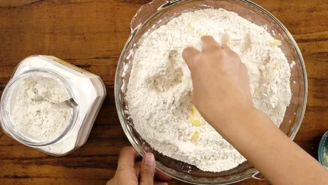 Mixing flour Vídeo Stock 83072894