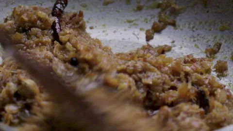 Mixing ginger garlic paste with fried onion Video stock 139024566