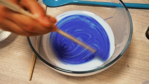 Mixing of glue with dye 스톡 동영상 97657255