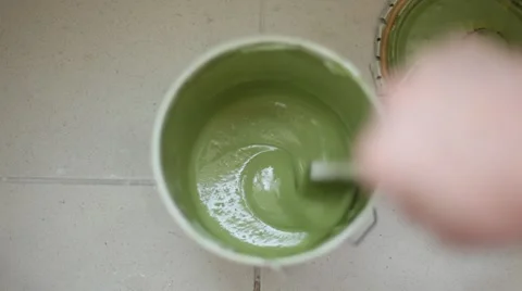 Mixing green paint in the can 库存影片 68789836
