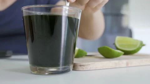 Mixing green tea with lime and honey. Video stock 171783077