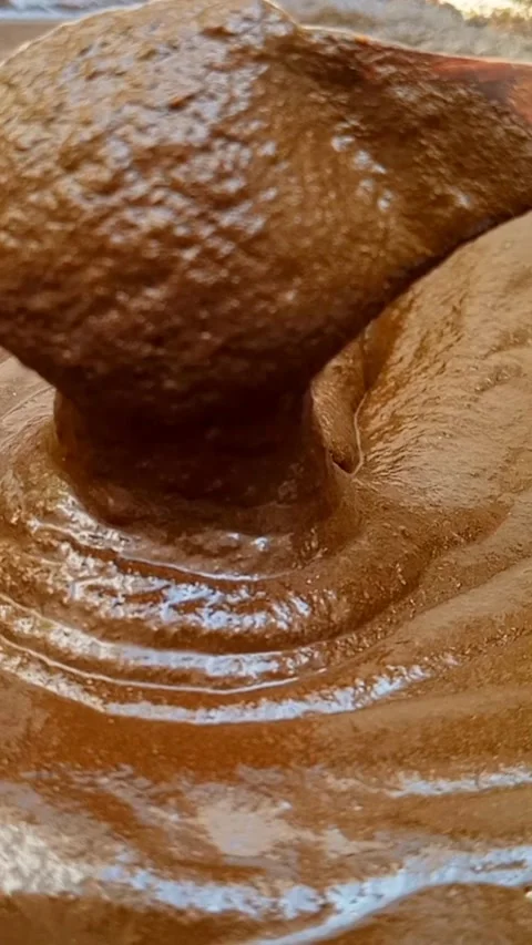 Mixing Henna Paste with Wooden Spoon, Fresh Henna Paste for Hair and Mehndi.. 库存影片 339536451