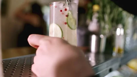 Mixing ice cocktail Stock Footage 139423588