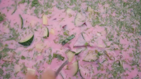 Mixing ingredients in cold beet soup. Close-up. Healthy vegetarian food concept Vídeo Stock 273620471