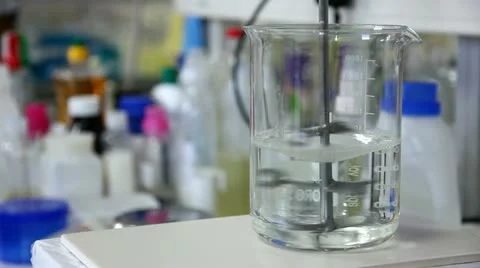 Mixing liquid in beaker 库存影片 24652712