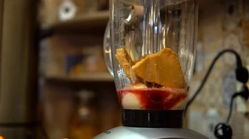 Mixing a milkshake in a blender Stockbeeldmateriaal 86066110