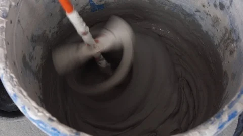 Mixing the mix with a mixer on a drill - slow motion Vidéo 106515661