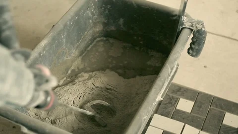 Mixing mortar in a bucket Vidéo 88976261