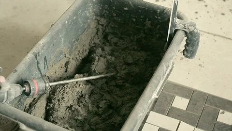 Mixing mortar in a bucket Vidéo 88977579