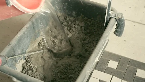 Mixing mortar in a bucket 動画素材 94310165