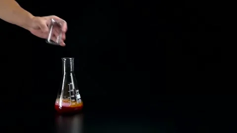 Mixing potassium iodide with hydrogen peroxide, food colors and dishwashing Vídeo Stock 157757038