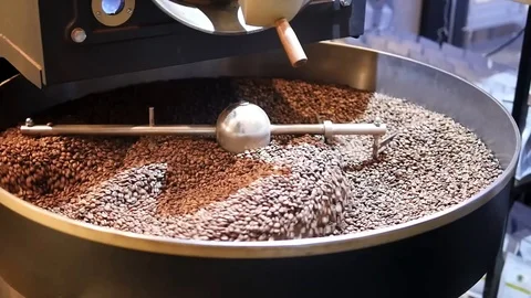 Mixing roasted coffee. Cooling down freshly roasted coffee beans Stock-Footage 121468203