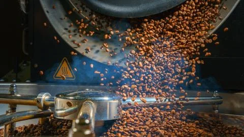 Mixing roasted coffee Stockfoto's
