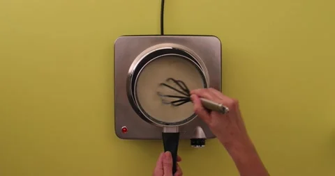 Mixing sauce in a pan 스톡 동영상 132146505