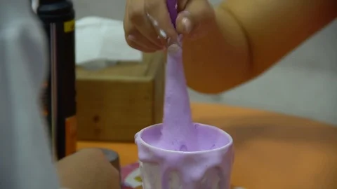 Mixing the slime preparation mixture Vídeo Stock 123650964
