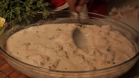 Mixing some salad Видео 103031270