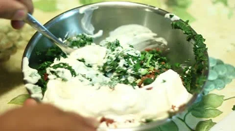 Mixing spinach 스톡 동영상 8995954