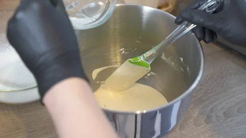 Mixing the sponge cake , pour hot water into the dough. Vidéo 126663934