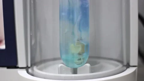 Mixing vapors with a chemical solution in a flask 스톡 동영상 148716932