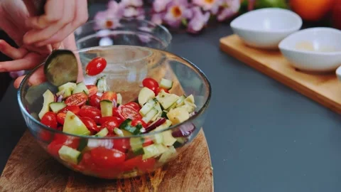 Mixing vegetable salad with a spoon Vídeos de archivo 252401669