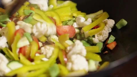 Mixing the vegetables in the wok Stock-Footage 131973514