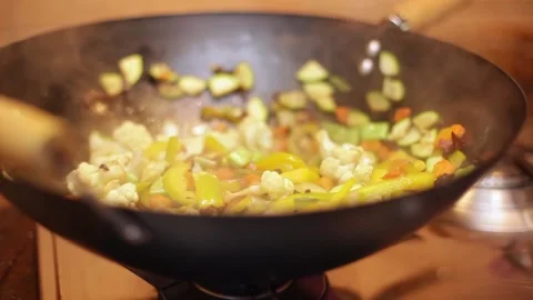 Mixing the vegetables in the wok with the spoon Video stock 131973654