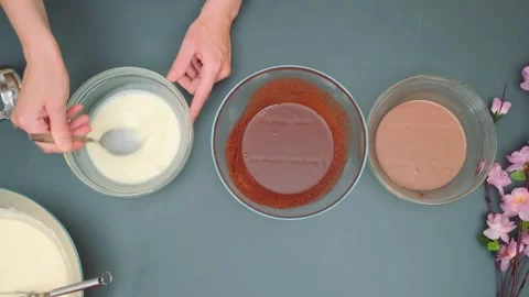 Mixing warm cream and white chocolate Stock-Footage 252241440