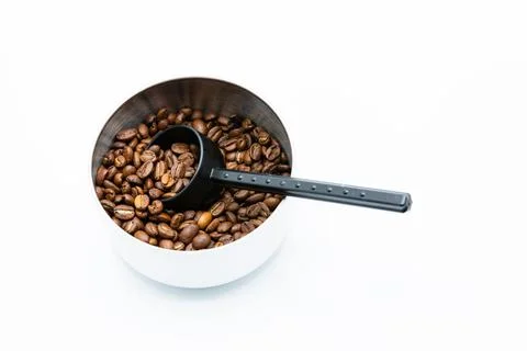 Mixture of different kinds of roasted coffee beans with black plastic spoon i Foto stock
