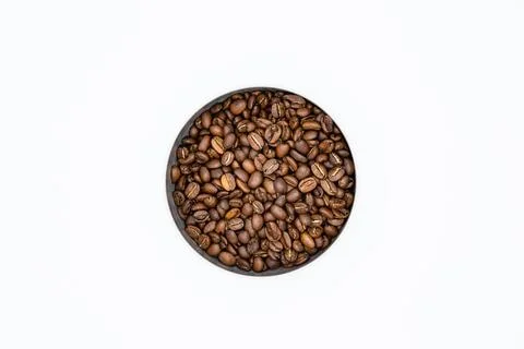 Mixture of different kinds of roasted coffee beans in white container on whit Foto stock