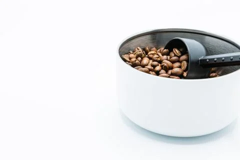 Mixture of different kinds of roasted coffee beans with black plastic spoon i Foto stock