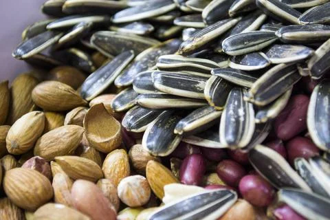 A mixture of different types of nuts and seeds. Ground nuts, almonds, seeds. Foto stock