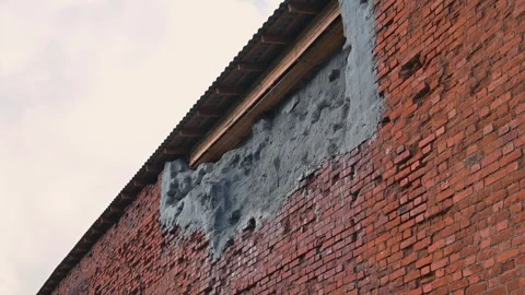 Mixture to repair a brick wall that has sections missing and exposed materials. Stockbeeldmateriaal 344528033