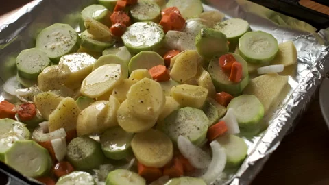 A mixture of spices are sprinkled all over the fresh sliced vegetables 库存影片 201928075