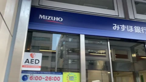 Mizuho financial advisor providing wealth management advice to a client